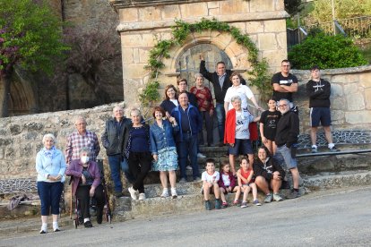 Los vecinos de Terradillos de Sedano un diminuto pueblo de 7 habitantes, buscan dinero para restaurar el retablo de la iglesia. ECB