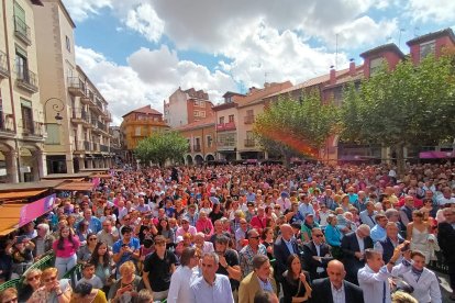 Miles de personas se congregaron ayer en la plaza mayor de Aranda para celebrar la Gran Fiesta de la Vendimia. L. V.