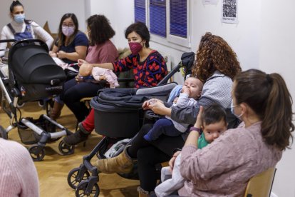 Un grupo de madres en la reunión del pasado miércoles. SANTI OTERO