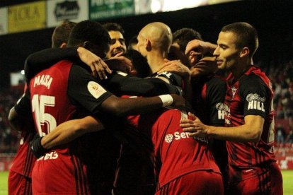 Los jugadores se abrazan durante el partido de ayer tras uno de los goles.-CD MIRANDÉS