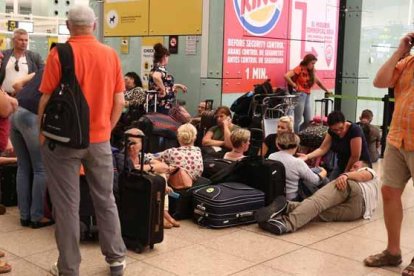 Caos en el aeropuerto de El Prat a las 20 horas.-ELISENDA PONS