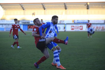 Dani Burgos trata de adelantarse al delantero de la Arandina Édgar Agudo para golpear el balón. ARANDINA CF