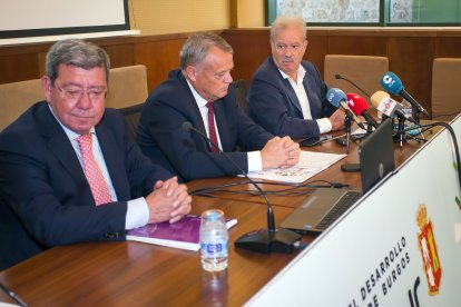 César Rico, Lorenzo Rodríguez y Manuel Campo Vidal, durante la presentación. TOMÁS ALONSO