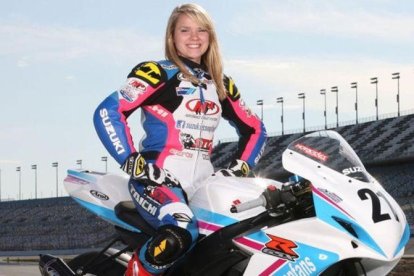 La expiloto Elena Myers sobre su Suzuki.-