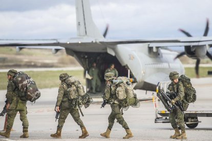 Los primeros efectivos llegaron ayer por aire al aeropuertode Villafría.-ISRAEL L. MURILLO