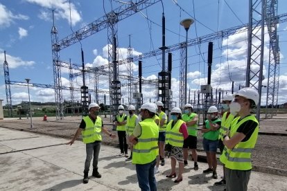 Los estudiantes recibieron una masterclass impartida por José Antonio Lara durante su visita a la subestación de Villímar. ECB