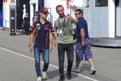 Un aficionado se hace una foto con Dani Pedrosa cuando el piloto catalán acudía a la reunión de Assen.-EMILIO PÉREZ DE ROZAS