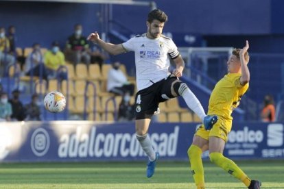 Zabaco despeja un balón. LALIGA