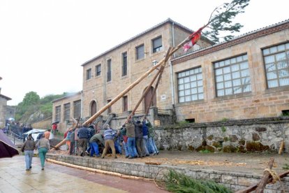 Un momento de la celebración que congregó a numerosos visitantes y participantes a pesar de la lluvia-R. F