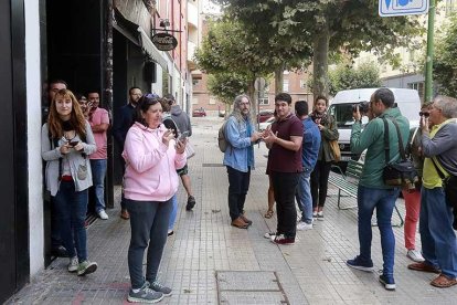 Un grupo de personas esperaban la resolución del caso de desahucio en la calle Briviesca.-RAÚL G. OCHOA