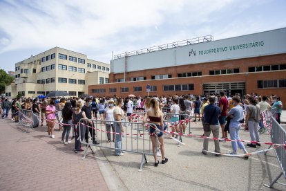 Colas durante el mes de agosto para vacunarse contra el coronavirus. SANTI OTERO