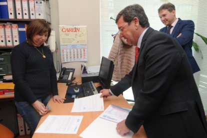 César Rico, en la imagen con Javier Lacalle, presentó ayer los avales como precandidato a la elección de presidente del partido.-ISRAEL L. MURILLO