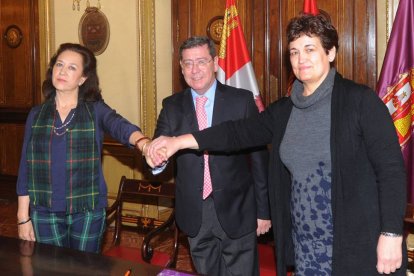 César Rico (centro) ayer con Lourdes Álvarez (a su dcha.) y Julia Quintana (a su izq.).-ISRAEL LÓPEZ MURILLO