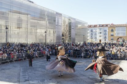 El baile de Los Gigantillos congregó  a decenas de burgaleses. SANTI OTERO