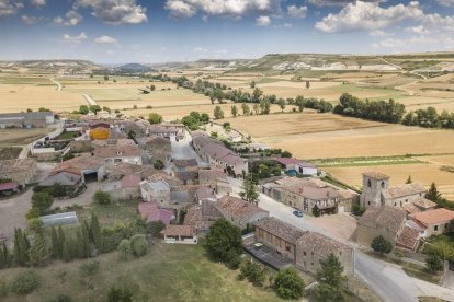 Vista aérea de la localidad de Santa María Tajadura con su iglesia a la derecha.-ISRAEL L. MURILLO