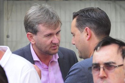 Ni Javier Lacalle ni Daniel de la Rosa serán alcaldes de Burgos para los próximos cuatro años. Ayer compartían confidencias en un aparte durante la apertura de la Feria del Mimbre.-ISRAEL L. MURILLO