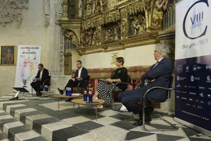 De izquierda a derecha, el moderador Iñaki Gaztelumendi (Verne Tourism Experts), Miguel Sanz (Turespaña), Alessandra Priante (OMT), y Carlos Garrido (CEAV), en la capilla de los Condestables. R.G.O.