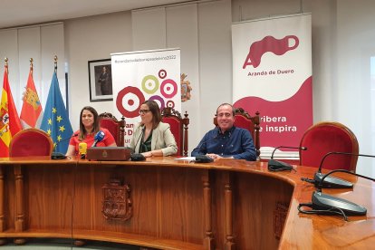 De izquierda a derecha, Yasmina Martínez, jefa de estudios del colegio San Gabriel; Juan Carlos Prieto, jefe del área de Investigación Agrícola del ITACYL y la concejala de Promoción, Olga Maderuelo