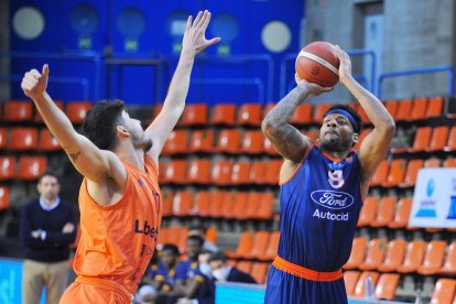 Hall lanza a canasta en un lance del partido. TOMÁS ALONSO