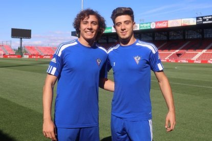 Javi Serrano, izquierda, posa en su primer entrenamiento en Anduva. TWITTER / @CDMIRANDES