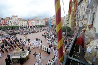 El arzobispo Fidel Herráez porta la Sagrada Forma hasta el balcón del Ayuntamiento.-ISRAEL L. MURILLO