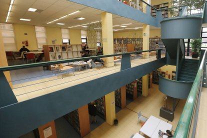 Interior de la biblioteca Gonzalo de Berceo.-ISRAEL L. MURILLO