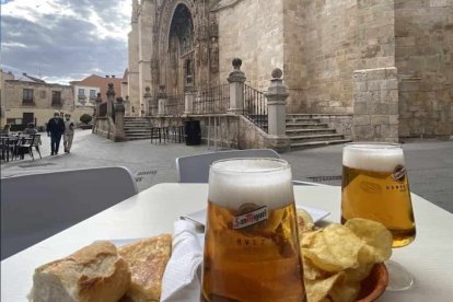 El bacalao de El Caracoles sabe mejor con estas vistas. L. V.