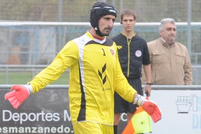 Álex espera a que sus compañeros se posicionen durante el partido disputado el pasado miércoles en Castañares.-ISRAEL L. MURILLO