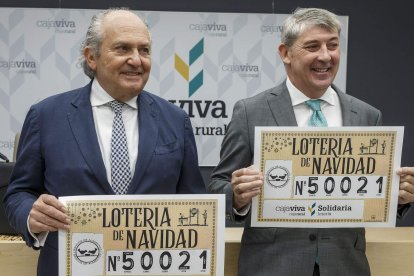 El presidente del Banco de Alimentos de Burgos, Julián Martínez Pantoja, y el presidente de Cajaviva Caja Rural, Jesús María Hontoria, con el número de la lotería nacional que será donativo para el Banco. SANTI OTERO