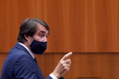 El consejero de Fomento y Medio Ambiente, Juan Carlos Suárez-Quiñones, en el Pleno de las Cortes. ICAL