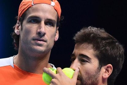 Feliciano y Marc López preparan una jugada ante Ram y Klaasen.-AFP / GLYN KIRK