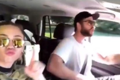 Liam Hemsworth y Miley Cyrus publican un vídeo para acallar rumores de crisis.-EL PERIÓDICO (INSTAGRAM)