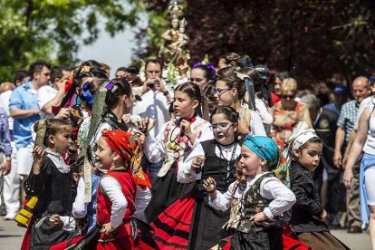 Grupos de danzas acompañaron la subida de la Virgen.-SANTI OTERO