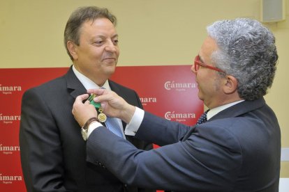 El empresario segoviano y expresidente de Cámara Segovia Carlos Tejedor, recibe la medalla de Oro de las Cámaras, de las manos del presidente de la Cámara de Comercio de Segovia, Pedro Palomo-ICAL