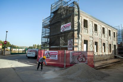 Exterior del edificio de Villagonzalo-Arenas, que acogerá el remodelado centro municipal. TOMÁS ALONSO