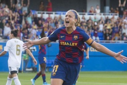 Alexia festeja el primer gol del Barça al Tacón, el primero del Barça femenino en el estadio Johan Cruyff.-JORDI COTRINA