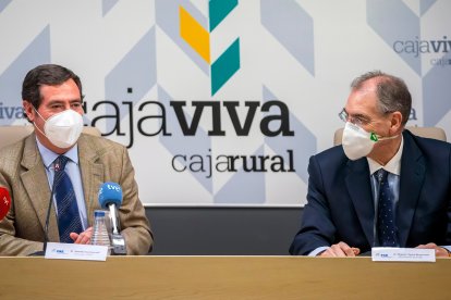 El presidente de la CEOE, Antonio Garamendi (izquierda), arropó ayer a Miguel Ángel Benavente tras su reelección al frente de la patronal burgalesa. SANTI OTERO