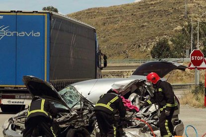 Gracias a los bolardos el vehículo accidentado evitó un segundo impacto contra los antiguos bloques de hormigón y el resto del tráfico pudo esquivarlo.-G. G.