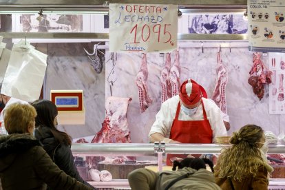 Los pequeños comercios como las carnicerías asumen gran parte del aumento de costes donde la carne «es lo que menos sube». SANTI OTERO