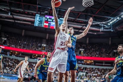 Cancar en acción con la selección de Eslovenia en el choque de ayer-FIBA