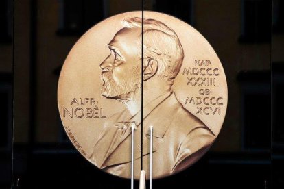 La imagen de Alfred Nobel en la puerta del museo sobre su figura, en Estocolmo.-AFP