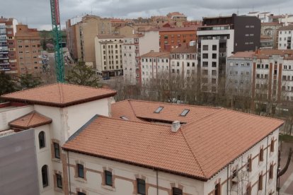 La cubierta del Centro Cívico de San Agustín, recién renovada, contará con paneles fotovoltaicos. ECB