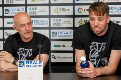 Julián Calero y Miguel Pérez 'Michu', entrenador y director deportivo del Burgos CF. SANTI OTERO