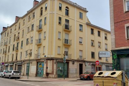 El bloque que será derruido se encuentra entre las calles Zatorre y San José, en la confluencia con la calle Molinillo. J. G. L.