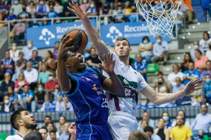 Lalanne busca la canasta del Unicaja ante la defensa de Guerrero. SANTI OTERO