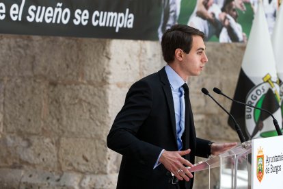 Franco Caselli, durante su intervención en la recepción del Ayuntamiento previa a la disputa del play off. TOMÁS ALONSO