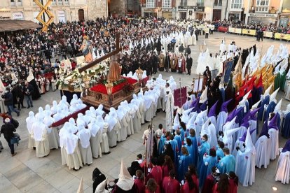 La procesión del Encuentro congrega a cientos de personas en el entorno de la Catedral de Burgos. SANTI OTERO