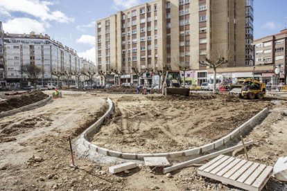 Las obras en la Plaza de San Bruno empezaron a finales del mes de febrero y avanzan a buen ritmo.-SANTI OTERO