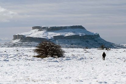 Una Peña Amaya nevada abre la revista anual de Geoparques que Argeol coordinó y presentó este año en Fitur. FOTO: J. D.