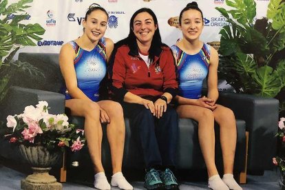 Alicia Maestro y Paula Ortega junto a su entrenadora Mónica Antolín-ECB